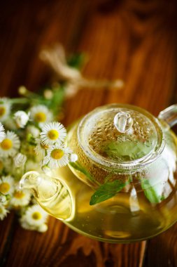 Papatya çayı ile cam çaydanlık