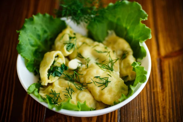 Dumplings stuffed with potatoes with green onions — Stock Photo, Image