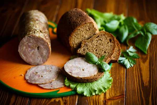 Ev yapımı sucuk ve çavdar ekmeği ile bir sandviç