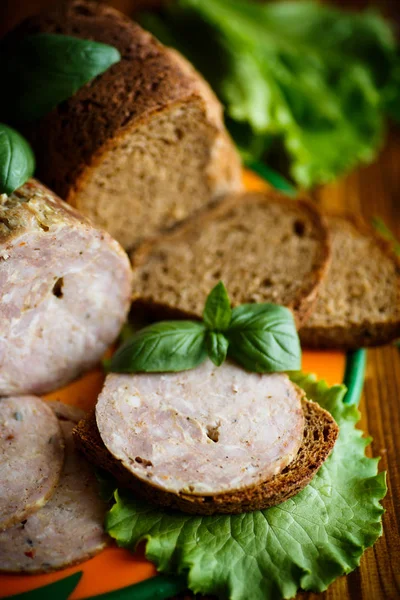 Um sanduíche com salsicha caseira e pão de centeio — Fotografia de Stock