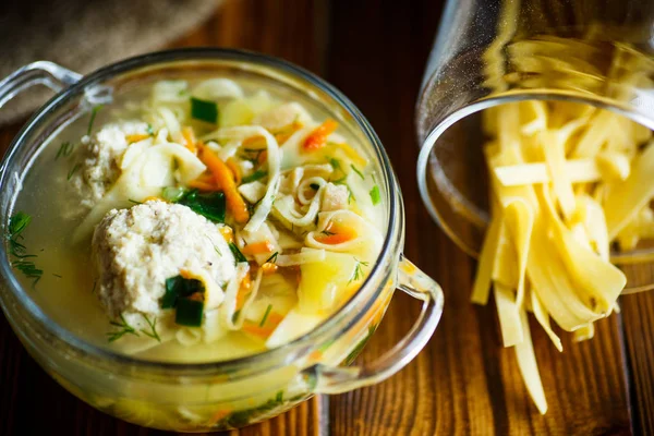 Sopa com macarrão caseiro e almôndegas — Fotografia de Stock