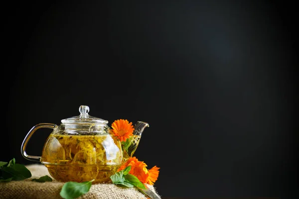 Therapeutic tea from flowers of calendula — Stock Photo, Image