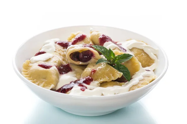 Homemade sweet dumplings with berries and sour cream — Stock Photo, Image