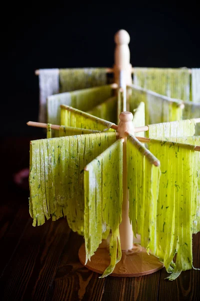 Nouilles maison vert avec des verts — Photo