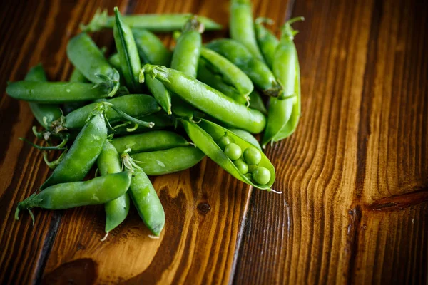 Fresh early green peas — Stock Photo, Image