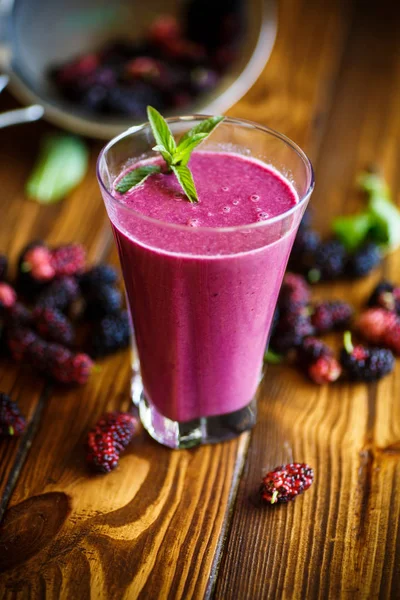 Karadut gelen tatlı berry güler yüzlü