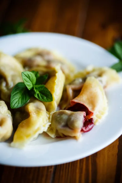 Zoete dumplings met cherry — Stockfoto