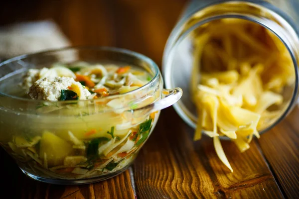 Zupa z makaronem i klopsiki — Zdjęcie stockowe