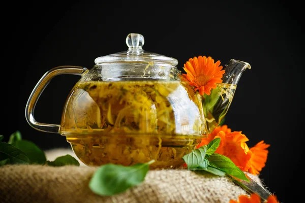 Chá terapêutico de flores de calêndula — Fotografia de Stock