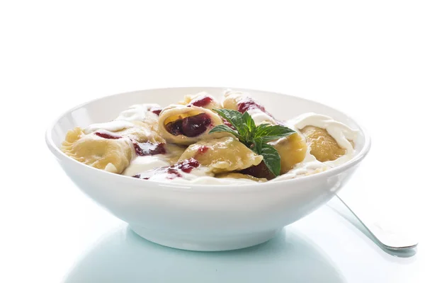 Homemade sweet dumplings with berries and sour cream — Stock Photo, Image
