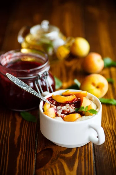 Ovesné vločky s džemem a čerstvé meruňky — Stock fotografie
