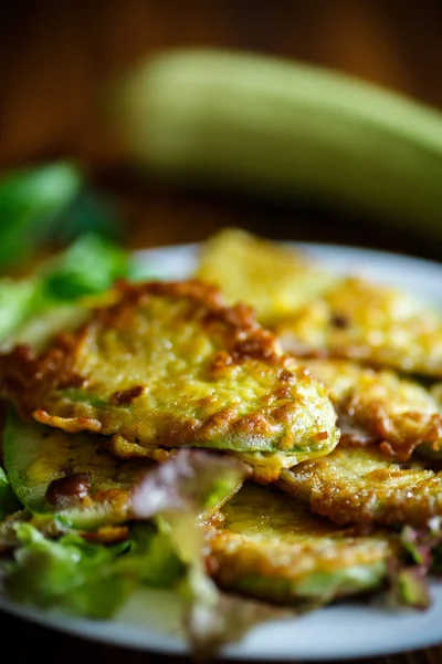 Courgette gebakken in beslag — Stockfoto