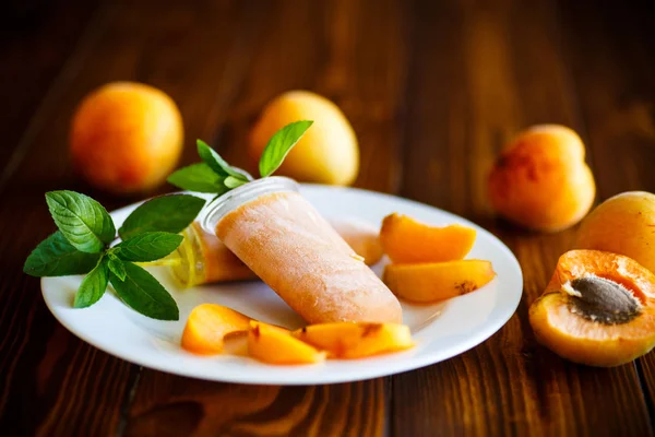 Helado dulce de albaricoques —  Fotos de Stock