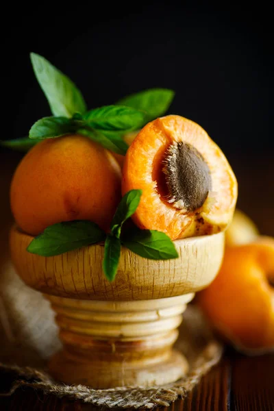 Färska söta aprikoser — Stockfoto