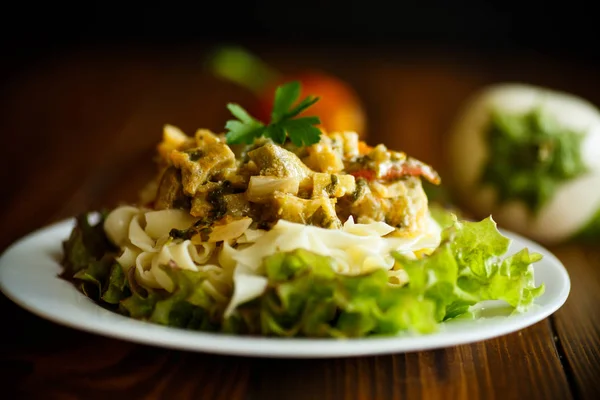 Tagliatelle fatte in casa bollite con sugo di melanzane — Foto Stock