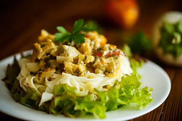 Tagliatelle fatte in casa bollite con sugo di melanzane — Foto Stock