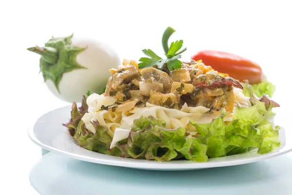 Tagliatelle fatte in casa bollite con sugo di melanzane — Foto Stock