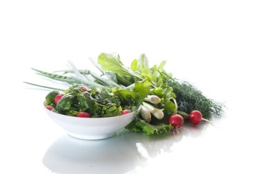 Bahar salatası erken sebze, marul yaprakları, turp ve otlar