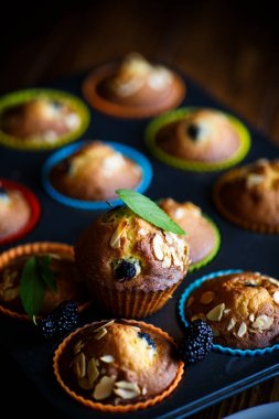 içinde çilek ile tatlı çörek