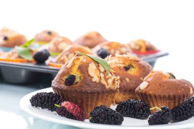 içinde çilek ile tatlı çörek