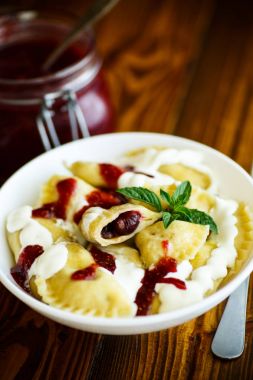 Çilek ve krema ile ev yapımı tatlı köfte