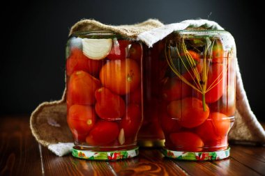 Ev koruma. Bir cam kavanoz olgun domates konserve.