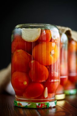 Ev koruma. Bir cam kavanoz olgun domates konserve.