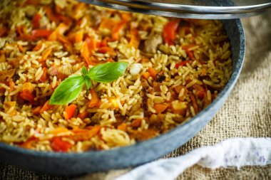 Sığır eti, havuç, soğan, sarımsak, biber ve kimyon ile pilav.