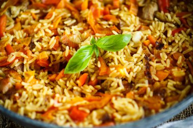 Sığır eti, havuç, soğan, sarımsak, biber ve kimyon ile pilav.