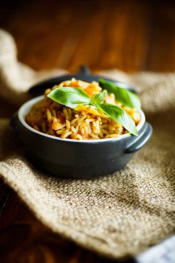 Sığır eti, havuç, soğan, sarımsak, biber ve kimyon ile pilav.