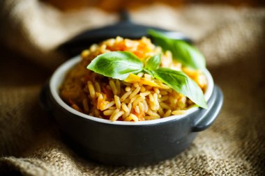 Sığır eti, havuç, soğan, sarımsak, biber ve kimyon ile pilav.