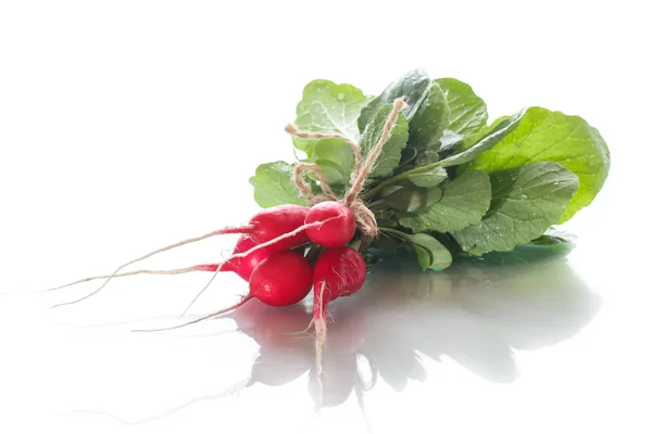 Ravanello rosso maturo con fogliame — Foto Stock