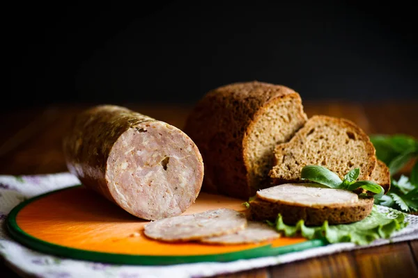 Um sanduíche com salsicha caseira e pão de centeio — Fotografia de Stock