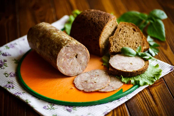 Een broodje met zelfgemaakte worst en het roggebrood — Stockfoto