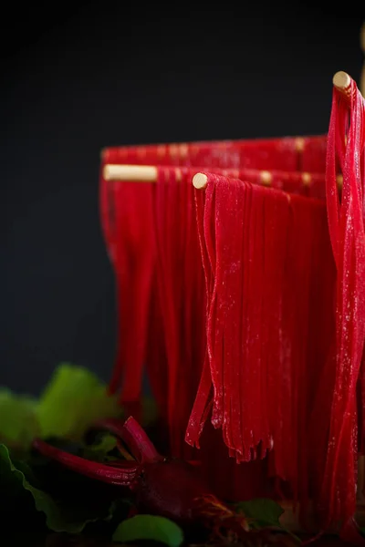 Fideos rojos caseros de jugo de remolacha —  Fotos de Stock