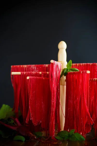 Home red noodles from beet juice — Stock Photo, Image