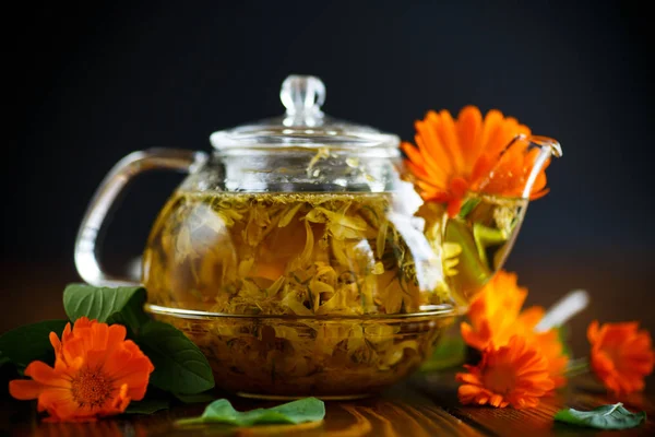 Therapeutic tea from flowers of calendula — Stock Photo, Image