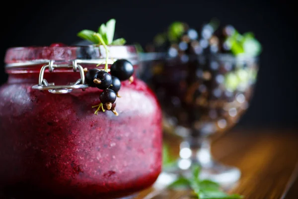 Berry rijpe zwarte bessen met jam — Stockfoto