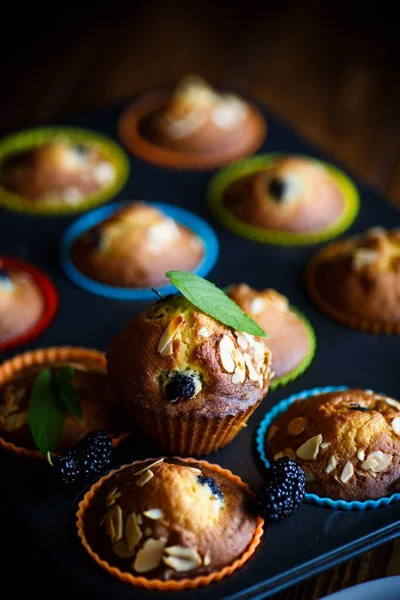 içinde çilek ile tatlı çörek