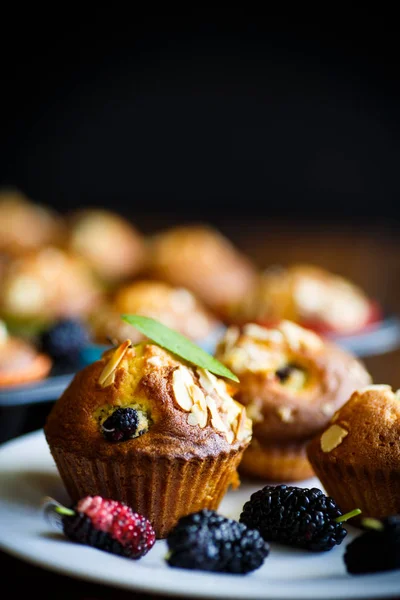 Muffins doces com bagas no interior — Fotografia de Stock