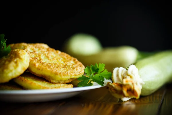 Tortitas de calabacín en un plato — Foto de Stock