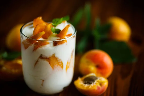 Zoete Griekse yoghurt met abrikozen — Stockfoto