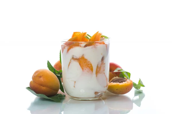 Sladký řecký jogurt s meruňkami — Stock fotografie