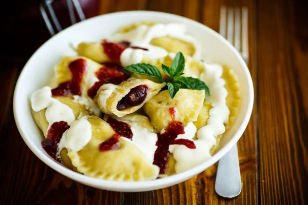 Gnocchi dolci fatti in casa con bacche e panna acida — Foto Stock