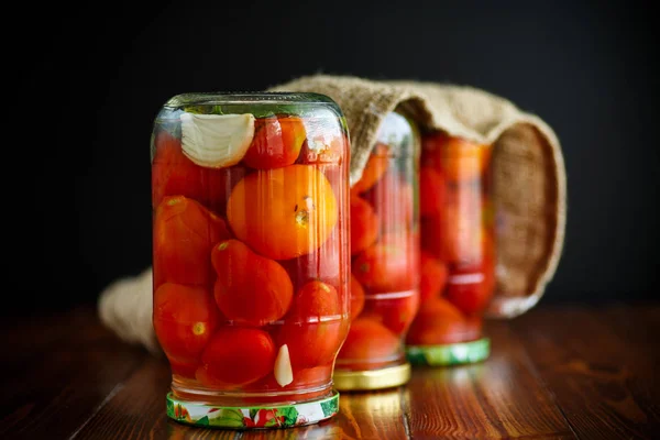 Preservación. Enlatado en un frasco de vidrio tomates maduros . — Foto de Stock