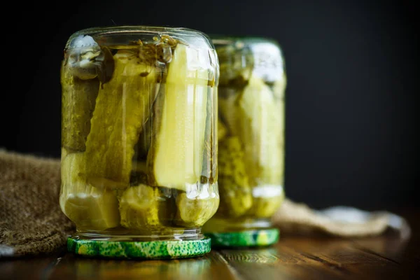 Heimatschutz. eingelegt in einem Glas reife Gurke . — Stockfoto