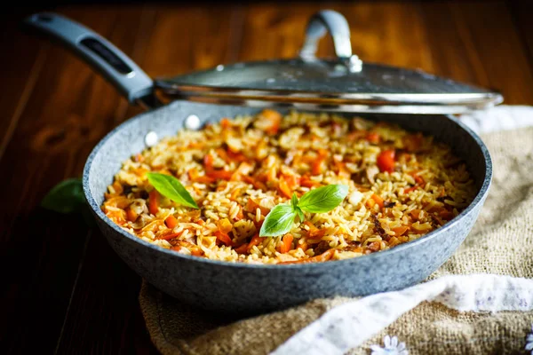 Pilaf mit Rindfleisch, Karotten, Zwiebeln, Knoblauch, Pfeffer und Kreuzkümmel. — Stockfoto