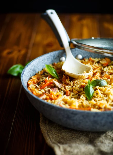 Sığır eti, havuç, soğan, sarımsak, biber ve kimyon ile pilav.