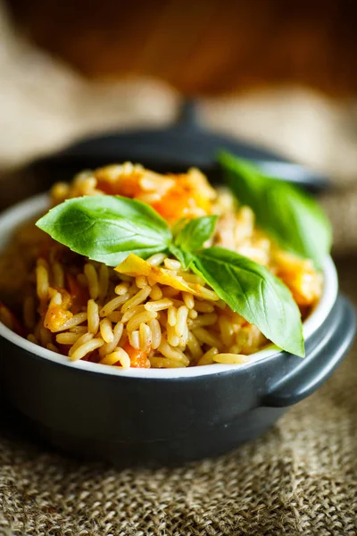 Sığır eti, havuç, soğan, sarımsak, biber ve kimyon ile pilav.