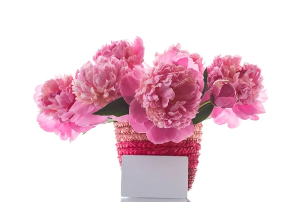 A fonott vázában rózsaszín pünkösdi rózsa csokor — Stock Fotó